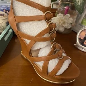 Guess platform strapped sandals size 8.5